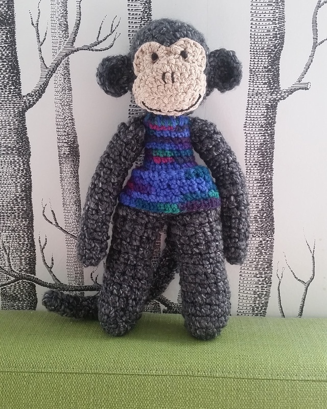 Crochet monkey with dress (string-things.weebly.com)