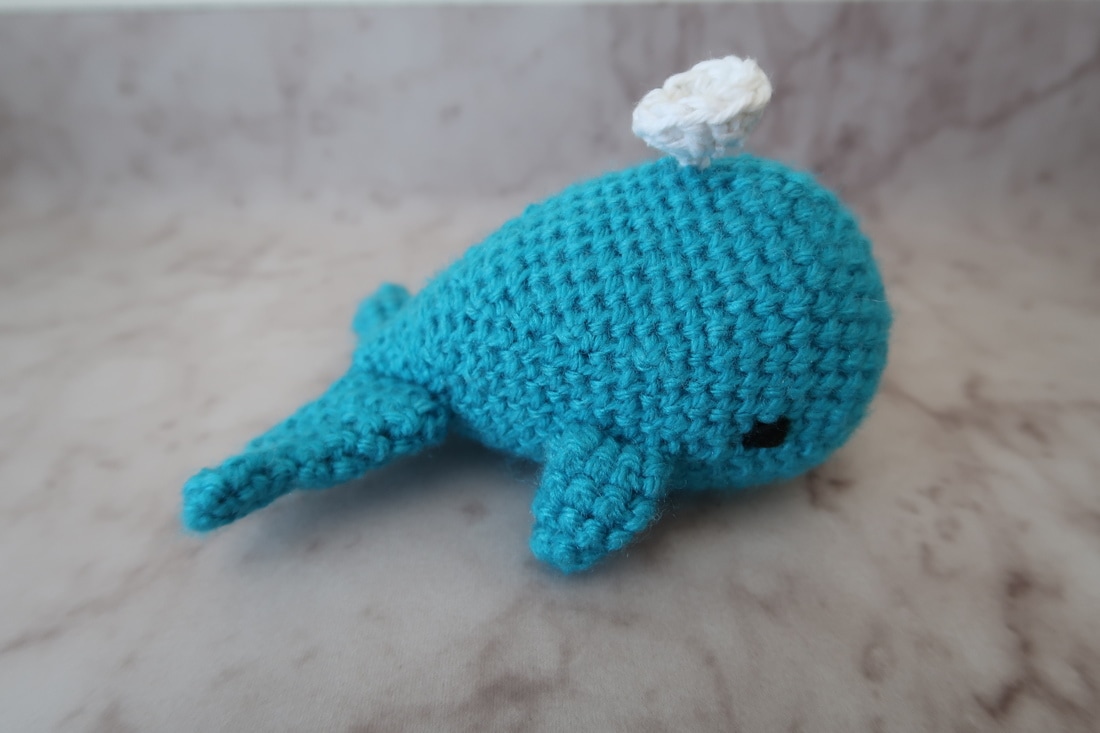 Crochet blue whale, side view (string-things.weebly.com) #stringthingsbymel